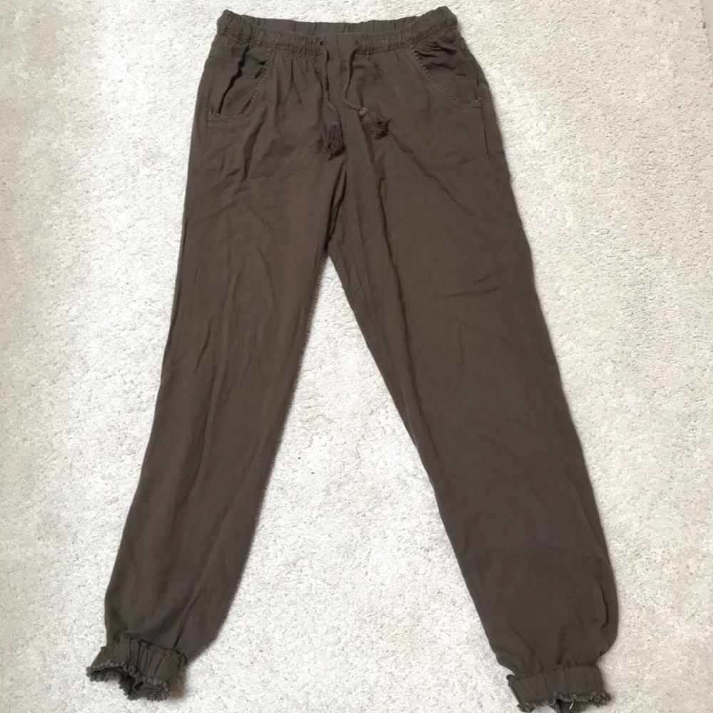 Similar to bag pants but also joggers
